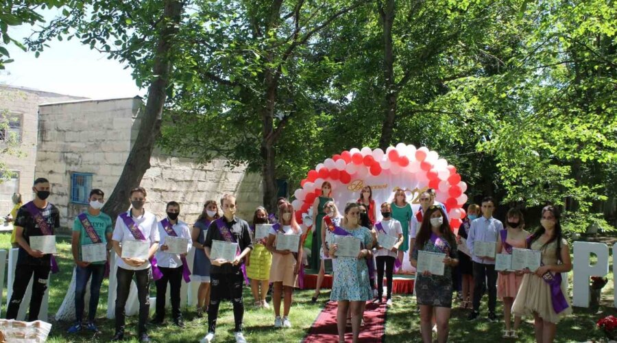 Вручение дипломов выпускникам